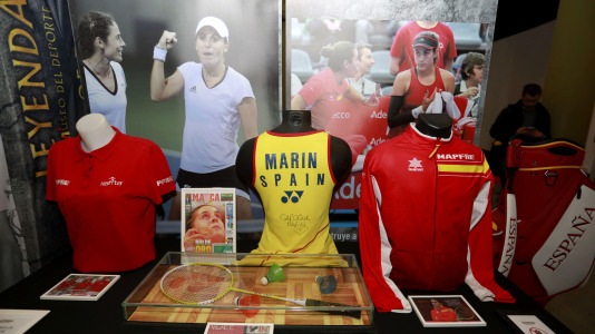 'Mujeres, leyendas del deporte' recoge 70 piezas deportivas, objetos icónicos y materiales históricos de Alexia Putellas, Carolina Marín, Simone Biles o las coruñesas Sofía Toro, Julia Benedetti y Elena Roca