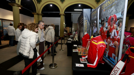 'Mujeres, leyendas del deporte' recoge 70 piezas deportivas, objetos icónicos y materiales históricos de Alexia Putellas, Carolina Marín, Simone Biles o las coruñesas Sofía Toro, Julia Benedetti y Elena Roca