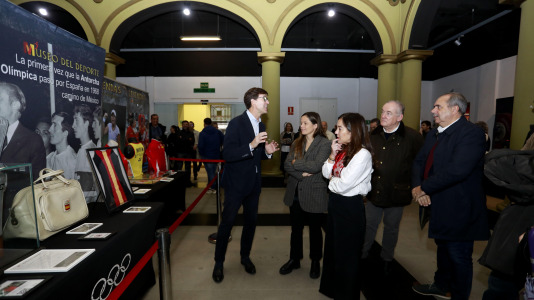 'Mujeres, leyendas del deporte' recoge 70 piezas deportivas, objetos icónicos y materiales históricos de Alexia Putellas, Carolina Marín, Simone Biles o las coruñesas Sofía Toro, Julia Benedetti y Elena Roca