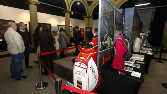 'Mujeres, leyendas del deporte' recoge 70 piezas deportivas, objetos icónicos y materiales históricos de Alexia Putellas, Carolina Marín, Simone Biles o las coruñesas Sofía Toro, Julia Benedetti y Elena Roca