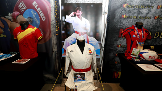 'Mujeres, leyendas del deporte' recoge 70 piezas deportivas, objetos icónicos y materiales históricos de Alexia Putellas, Carolina Marín, Simone Biles o las coruñesas Sofía Toro, Julia Benedetti y Elena Roca