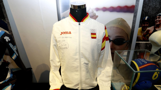 'Mujeres, leyendas del deporte' recoge 70 piezas deportivas, objetos icónicos y materiales históricos de Alexia Putellas, Carolina Marín, Simone Biles o las coruñesas Sofía Toro, Julia Benedetti y Elena Roca