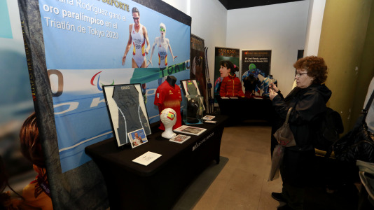 'Mujeres, leyendas del deporte' recoge 70 piezas deportivas, objetos icónicos y materiales históricos de Alexia Putellas, Carolina Marín, Simone Biles o las coruñesas Sofía Toro, Julia Benedetti y Elena Roca