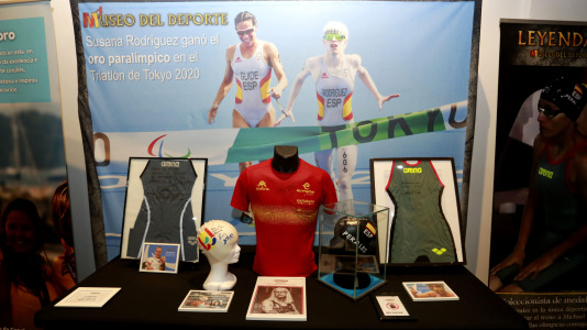 'Mujeres, leyendas del deporte' recoge 70 piezas deportivas, objetos icónicos y materiales históricos de Alexia Putellas, Carolina Marín, Simone Biles o las coruñesas Sofía Toro, Julia Benedetti y Elena Roca