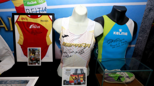 'Mujeres, leyendas del deporte' recoge 70 piezas deportivas, objetos icónicos y materiales históricos de Alexia Putellas, Carolina Marín, Simone Biles o las coruñesas Sofía Toro, Julia Benedetti y Elena Roca