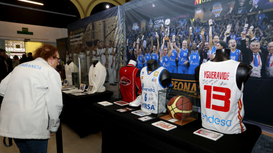 'Mujeres, leyendas del deporte' recoge 70 piezas deportivas, objetos icónicos y materiales históricos de Alexia Putellas, Carolina Marín, Simone Biles o las coruñesas Sofía Toro, Julia Benedetti y Elena Roca