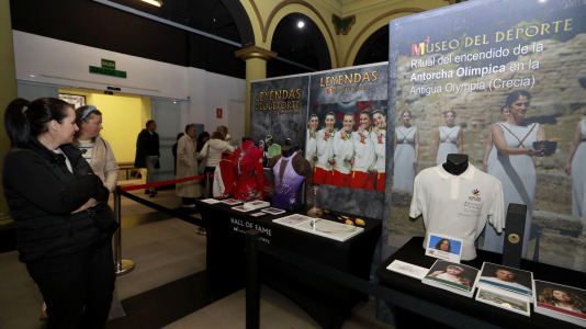 'Mujeres, leyendas del deporte' recoge 70 piezas deportivas, objetos icónicos y materiales históricos de Alexia Putellas, Carolina Marín, Simone Biles o las coruñesas Sofía Toro, Julia Benedetti y Elena Roca