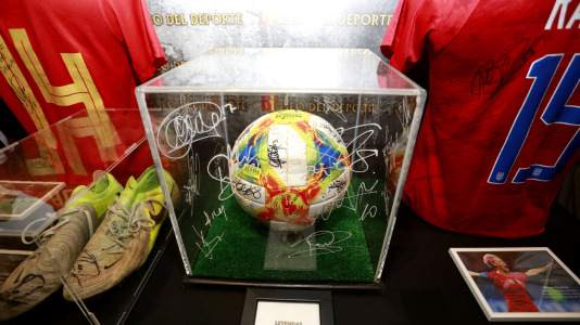 'Mujeres, leyendas del deporte' recoge 70 piezas deportivas, objetos icónicos y materiales históricos de Alexia Putellas, Carolina Marín, Simone Biles o las coruñesas Sofía Toro, Julia Benedetti y Elena Roca