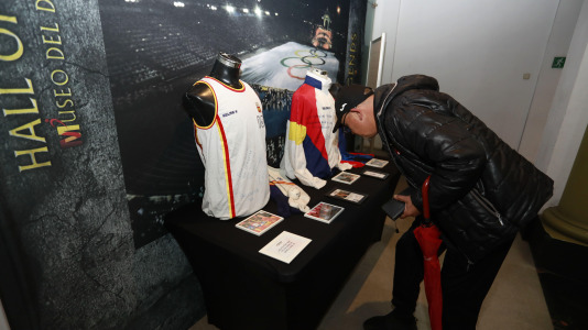 'Mujeres, leyendas del deporte' recoge 70 piezas deportivas, objetos icónicos y materiales históricos de Alexia Putellas, Carolina Marín, Simone Biles o las coruñesas Sofía Toro, Julia Benedetti y Elena Roca