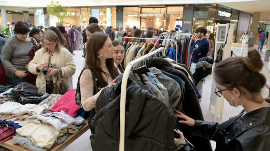 Doce influencers ponen a la venta ropa y complementos en un mercadillo solidario del centro comercial de A Coruña