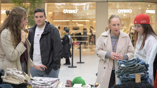 Doce influencers ponen a la venta ropa y complementos en un mercadillo solidario del centro comercial de A Coruña