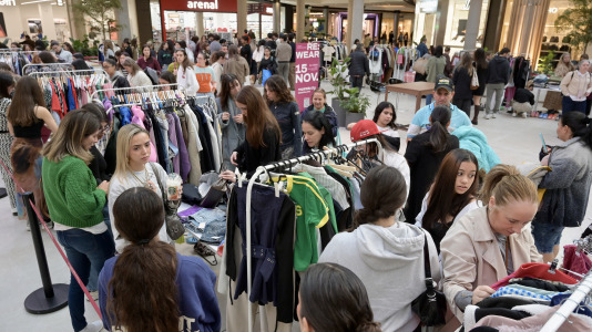 Doce influencers ponen a la venta ropa y complementos en un mercadillo solidario del centro comercial de A Coruña