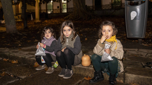 Los vecinos de la Ciudad Vieja celebran su magosto en la plaza de Azcárraga