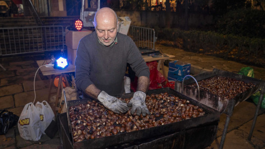 Los vecinos de la Ciudad Vieja celebran su magosto en la plaza de Azcárraga