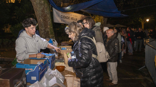Los vecinos de la Ciudad Vieja celebran su magosto en la plaza de Azcárraga