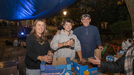 Los vecinos de la Ciudad Vieja celebran su magosto en la plaza de Azcárraga