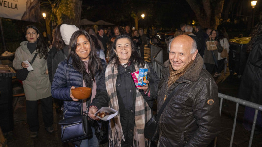 Los vecinos de la Ciudad Vieja celebran su magosto en la plaza de Azcárraga
