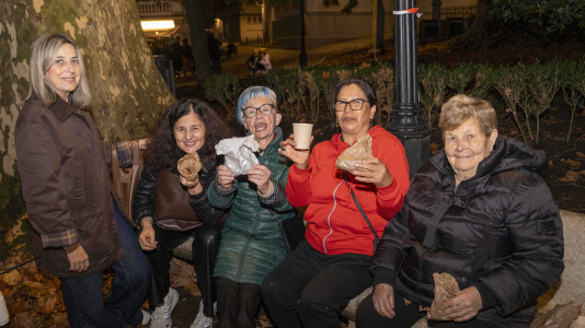 Los vecinos de la Ciudad Vieja celebran su magosto en la plaza de Azcárraga