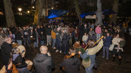 Los vecinos de la Ciudad Vieja celebran su magosto en la plaza de Azcárraga