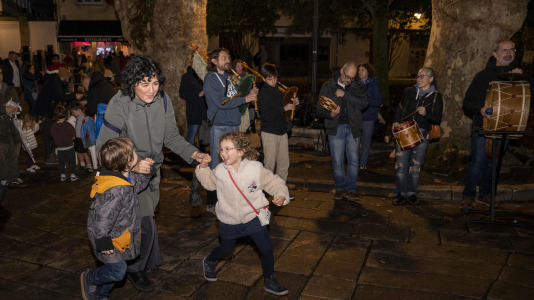 Los vecinos de la Ciudad Vieja celebran su magosto en la plaza de Azcárraga