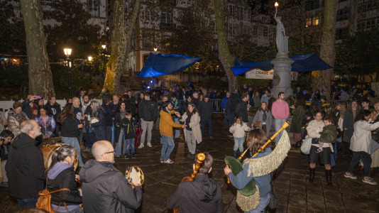 Los vecinos de la Ciudad Vieja celebran su magosto en la plaza de Azcárraga