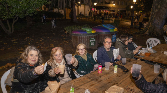 Los vecinos de la Ciudad Vieja celebran su magosto en la plaza de Azcárraga