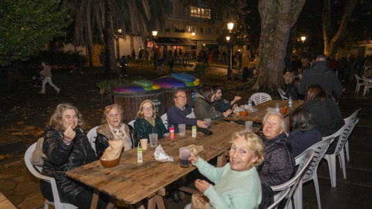 Los vecinos de la Ciudad Vieja celebran su magosto en la plaza de Azcárraga