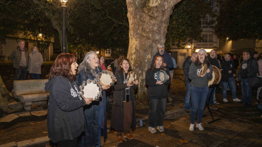 Los vecinos de la Ciudad Vieja celebran su magosto en la plaza de Azcárraga