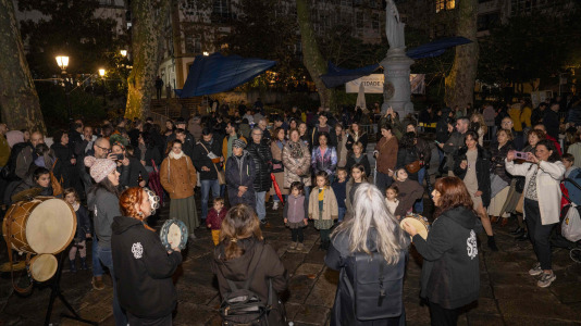 Los vecinos de la Ciudad Vieja celebran su magosto en la plaza de Azcárraga