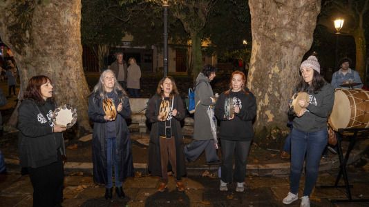 Los vecinos de la Ciudad Vieja celebran su magosto en la plaza de Azcárraga