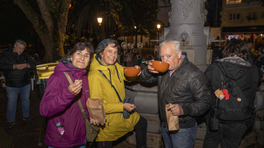 Los vecinos de la Ciudad Vieja celebran su magosto en la plaza de Azcárraga