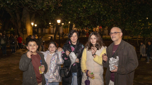 Los vecinos de la Ciudad Vieja celebran su magosto en la plaza de Azcárraga