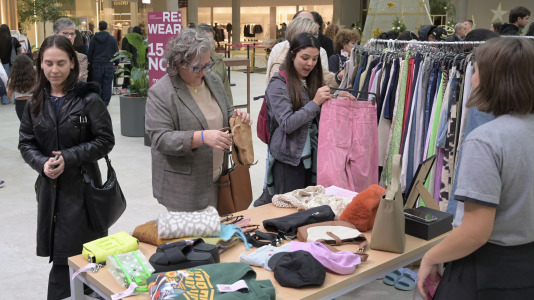 Doce influencers ponen a la venta ropa y complementos en un mercadillo solidario del centro comercial de A Coruña