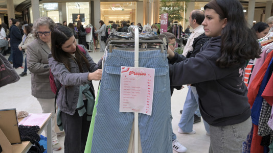 Doce influencers ponen a la venta ropa y complementos en un mercadillo solidario del centro comercial de A Coruña