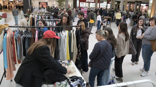 Doce influencers ponen a la venta ropa y complementos en un mercadillo solidario del centro comercial de A Coruña