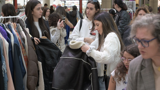Doce influencers ponen a la venta ropa y complementos en un mercadillo solidario del centro comercial de A Coruña