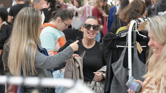 Doce influencers ponen a la venta ropa y complementos en un mercadillo solidario del centro comercial de A Coruña
