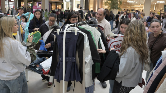 Doce influencers ponen a la venta ropa y complementos en un mercadillo solidario del centro comercial de A Coruña