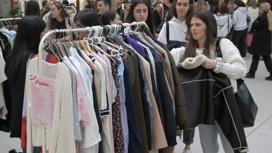 Doce influencers ponen a la venta ropa y complementos en un mercadillo solidario del centro comercial de A Coruña