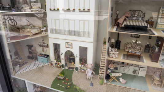 La clínica Araújo Smart Dental llama la atención de los viandantes con una ‘casita de muñecas’ de cuatro metros de largo