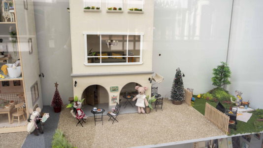 La clínica Araújo Smart Dental llama la atención de los viandantes con una ‘casita de muñecas’ de cuatro metros de largo