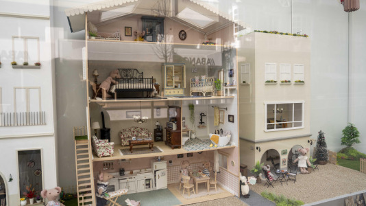 La clínica Araújo Smart Dental llama la atención de los viandantes con una ‘casita de muñecas’ de cuatro metros de largo