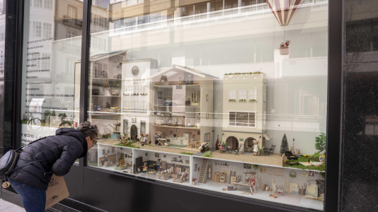 La clínica Araújo Smart Dental llama la atención de los viandantes con una ‘casita de muñecas’ de cuatro metros de largo