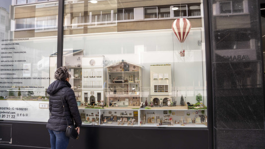 La clínica Araújo Smart Dental llama la atención de los viandantes con una ‘casita de muñecas’ de cuatro metros de largo