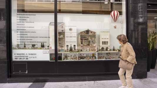 La clínica Araújo Smart Dental llama la atención de los viandantes con una ‘casita de muñecas’ de cuatro metros de largo