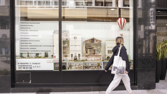 La clínica Araújo Smart Dental llama la atención de los viandantes con una ‘casita de muñecas’ de cuatro metros de largo