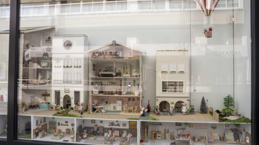 La clínica Araújo Smart Dental llama la atención de los viandantes con una ‘casita de muñecas’ de cuatro metros de largo