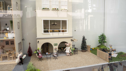 La clínica Araújo Smart Dental llama la atención de los viandantes con una ‘casita de muñecas’ de cuatro metros de largo