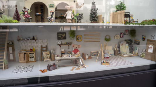 La clínica Araújo Smart Dental llama la atención de los viandantes con una ‘casita de muñecas’ de cuatro metros de largo