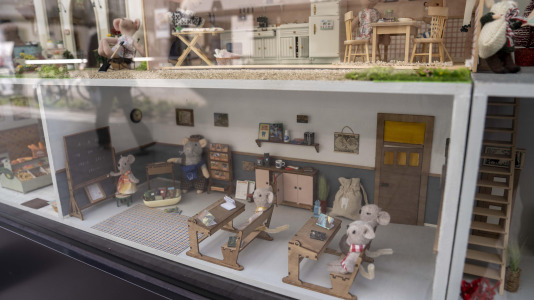 La clínica Araújo Smart Dental llama la atención de los viandantes con una ‘casita de muñecas’ de cuatro metros de largo